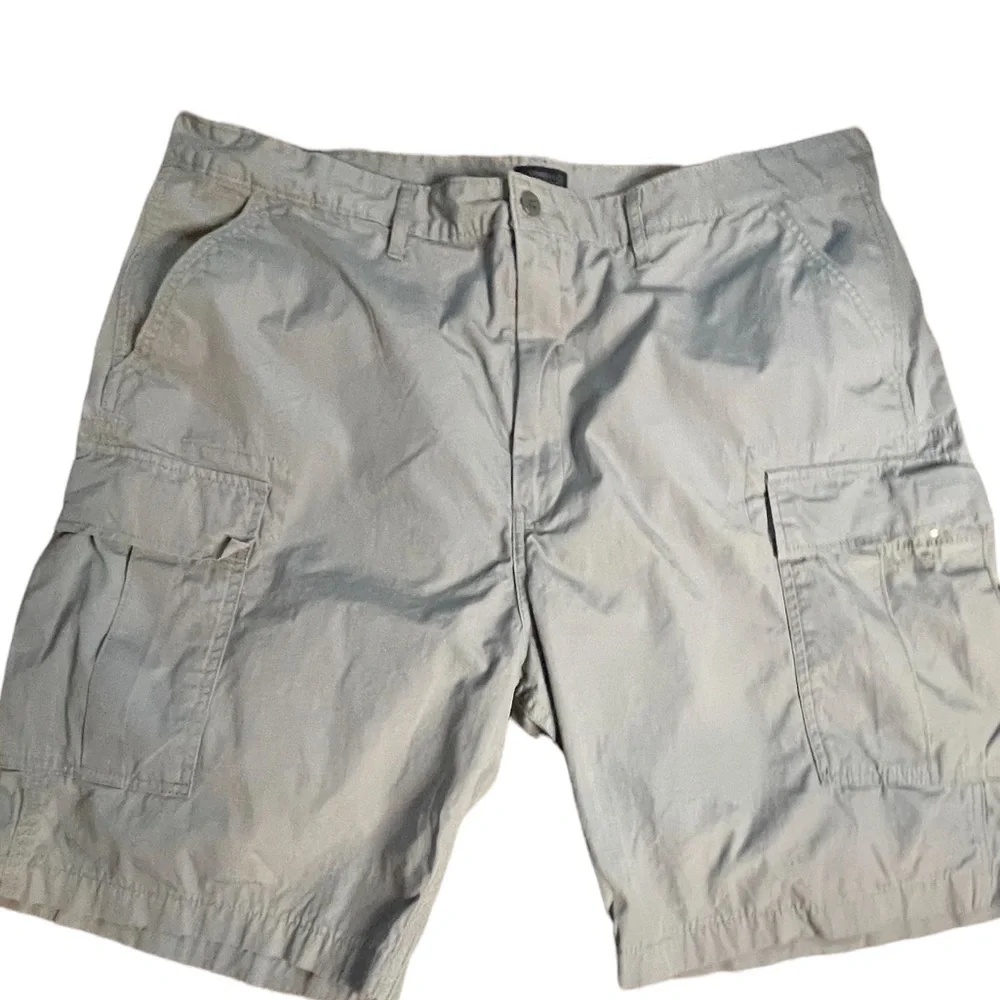 Men’s Levi Strauss & Co gray cargo jorts‎ size 42